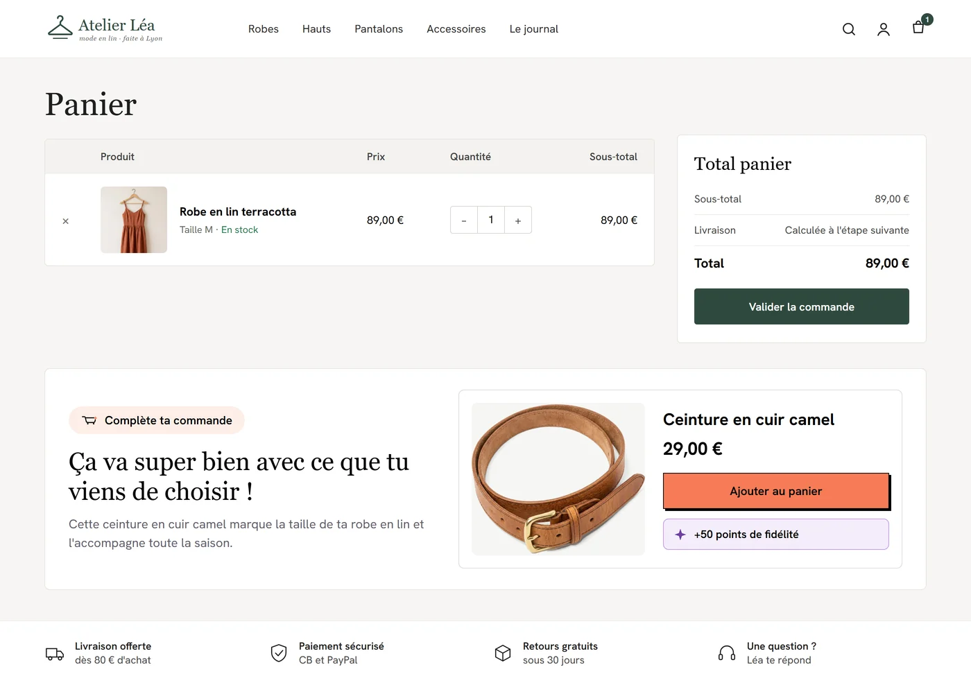 Panier de la boutique Atelier Léa : une robe en lin terracotta, et en dessous le bloc AddonGain qui propose la ceinture en cuir camel à 29 € avec un bouton Ajouter au panier